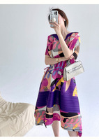 Robe plissée sur mesure style Miyake pour femme, élégante, à imprimé abstrait, avec cordon de serrage à la taille, col en V, longueur maxi, tenue de fabricant