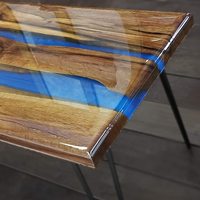 Comptoir de cuisine en bois et résine époxy
