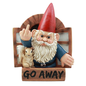 Décoration murale : Gnome grincheux et <span class=keywords><strong>son</strong></span> écureuil à la fenêtre, faisant la bise aux invités, plaque murale fantaisiste - Product Image 1