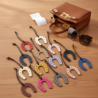 Breloque fer à cheval en cuir avec surpiqûres contrastées, cordon noué pour sac, pour découpe carrée en PU, 15 couleurs, porte-bonheur, vente en gros
