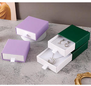 Boîte d'emballage de bijoux coulissante bicolore personnalisée en papier cartonné, couleurs violet Pantone, blanc et rose - Product Image 3