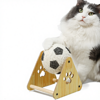 Griffoir pour chat en bois durable, motif empreinte de patte, forme triangulaire, avec jouet à griffer en forme de boule, pour aiguiser les griffes, à remonter manuellement, pour animaux de compagnie