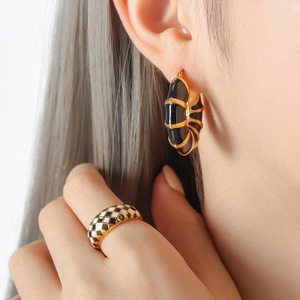 Pendientes de Aro Huggie de Esmalte Francés al por Mayor para Mujer |   Acero Inoxidable Ligero con Detalles Dorados |   Hipoalergénico y sin deslustre - Product Image 4