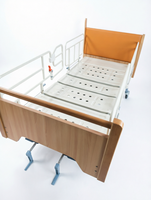 Lit de Soins Gerontologiques en Promotion avec Barrière Pliante Intégrale, 125 Roulettes Silencieuses, Pieds Arrière Réglables – Idéal Maison et Hôpital