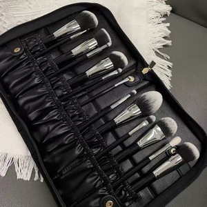 Juego de 13 brochas de maquillaje de pelo sintético con mango de madera negra, para difuminar, colorete angular, polvos faciales, sombra de ojos, brochas cosméticas personalizadas - Product Image 6