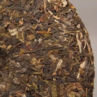 Thé brut Menghai Pu'er, fabriqué à partir de feuilles de thé à grandes feuilles du Yunnan, devient plus parfumé à l'âge