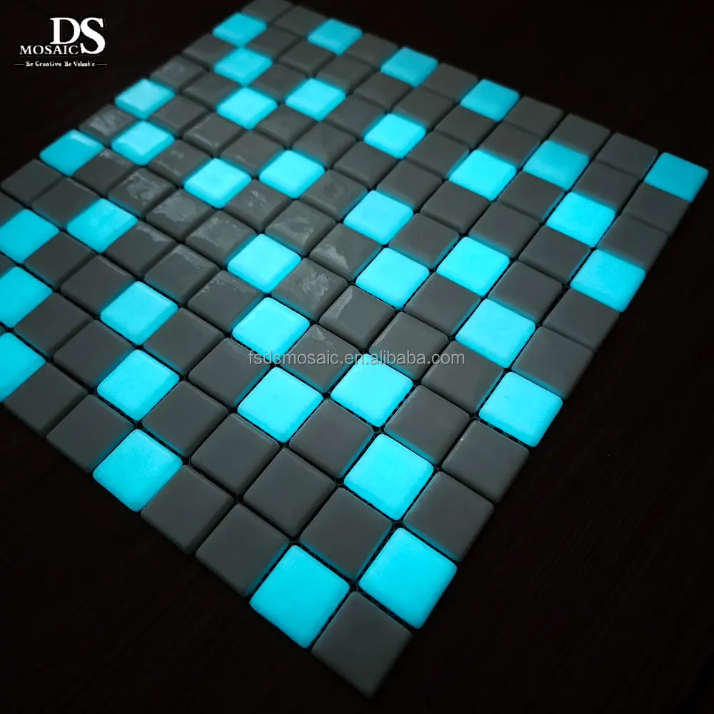 Piastrelle per piscina fluorescenti quadrate blu a mosaico luminoso Villa con corpo pieno di vetro Glow nel buio pavimento di piastrelle per piscina