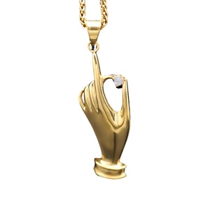 Vente en gros de bijoux délicats pour femmes, pendentifs en acier inoxydable doré avec zircon, accessoires pour les mains - Product Image 1
