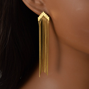 Boucles d'oreilles pendantes fantaisie minimalistes à longues pampilles en acier inoxydable plaqué or 18 carats, bijoux de mode tendance pour femmes, vente en gros - Product Image 2