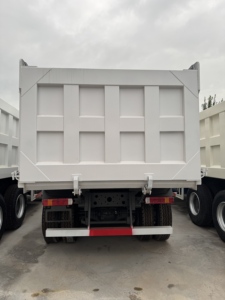 Gebrauchter Sinotruk HOWO NX 6*4 Muldenkipper 375PS Tiefenreinigter Zustand Günstiger Preis für Kunden aus dem Nahen Osten - Product Image 5