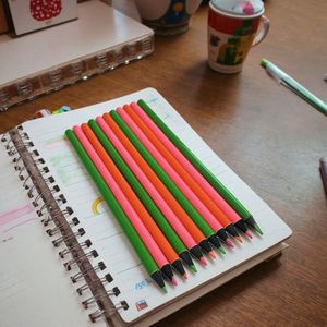 Ensemble de crayons fluorescents ronds en bois noir arc-en-ciel avec logo personnalisable pour usage scolaire - Product Image 3