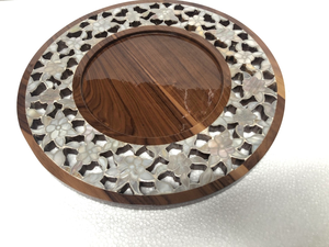 Grossiste Beau plateau rond artisanal en nacre incrustation plateau en bois foncé décoration plateau EID Ramadan fabriqué au Vietnam - Product Image 4