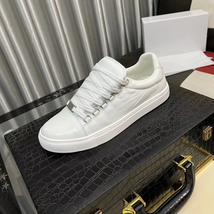 Baskets de luxe de créateur tendance pour hommes, chaussures de sport basses, de conduite et décontractées pour affaires, en cuir plissé noir, blanc, rouge, style classique - Product Image 3
