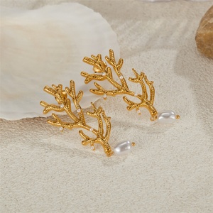 Boucles d'oreilles clous tendance vintage personnalisées en acier inoxydable plaqué or, hypoallergéniques, haut de gamme, avec perles de corail, pour femme, idéales pour un anniversaire - Product Image 3