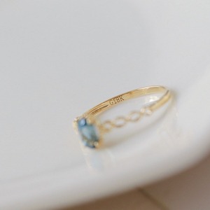 Anello da Donna di Lusso Leggero in Tungsteno Placcato Oro 18K con Topazio Blu Imitazione di Alta Qualità Stile Retrò Traforato Londinese - Product Image 3
