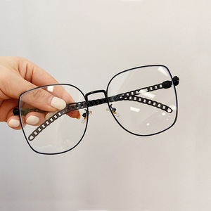 แว่นกันแดด Qianai Square รุ่น T5-6062 กรอบสีทอง ขาแว่นแบบโซ่ ป้องกันรังสียูวี 400 ดีไซน์ทรงเหลี่ยมไม่สมมาตร เลนส์ AC สำหรับทุกเพศ - Product Image 2