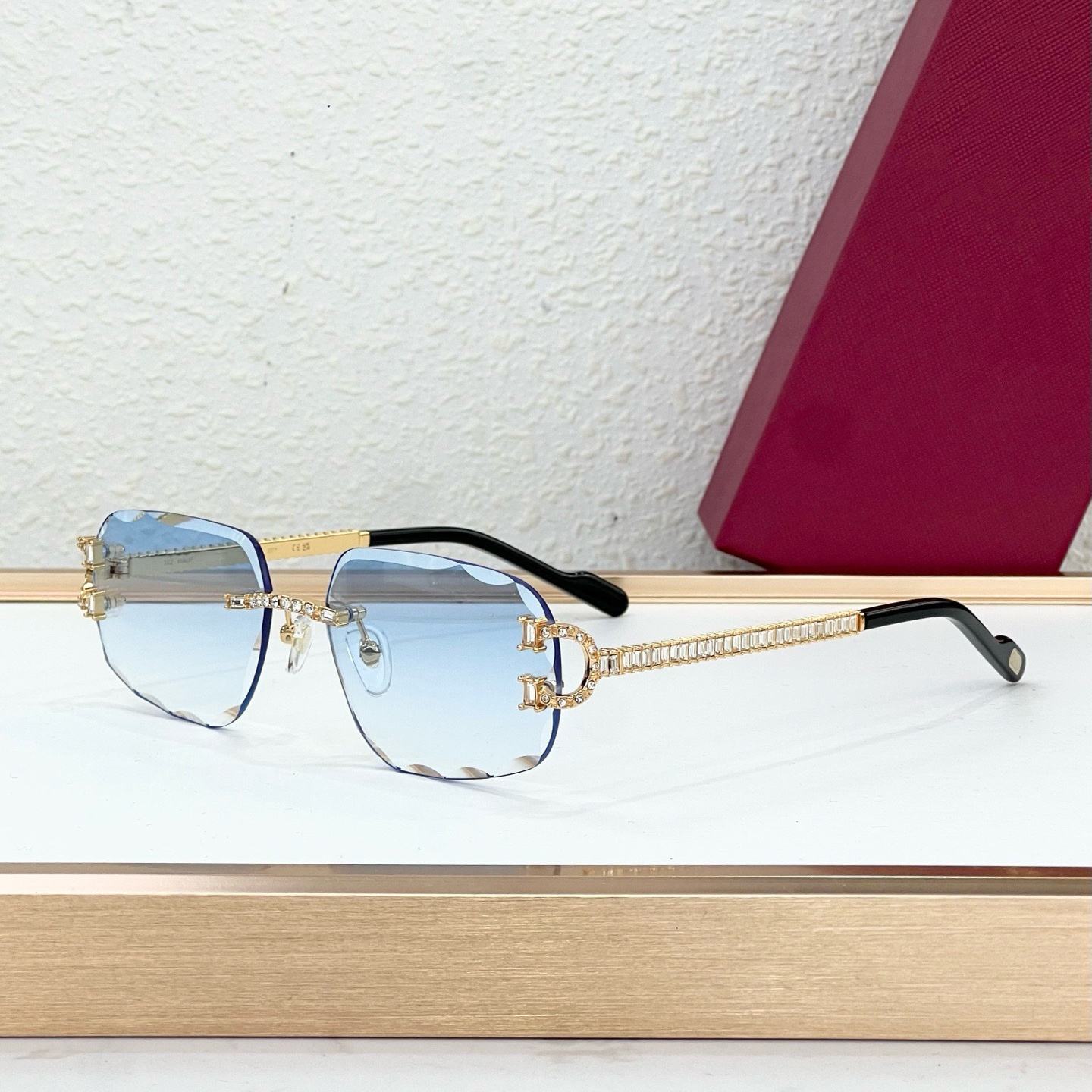 Monture dorée, verres dégradés bleus