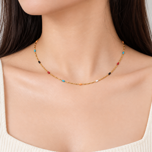 Collar con detalles multicolor en acero inoxidable, chapado en oro de 14K al vacío, cadena fina con detalles en esmalte. - Product Image 4
