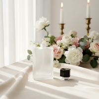 Bouteille de parfum en verre de haute qualité de 50ml vide semi-transparent noir et blanc avec bouchon en plastique conception ODM personnalisée