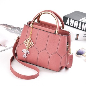 Sacs bandoulière brodés tendance pour femme en cuir PU, sacs à l'épaule unis pour femme – Vente en gros - Product Image 2