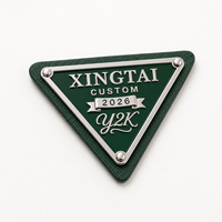 Étiquette de marque en métal en alliage de zinc triangulaire de style Y2K de luxe, avec support en cuir vert foncé, pour sac à main, étiquette métallique personnalisée