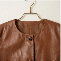 Veste en cuir d'agneau marron caramel pour femme, col rond, boutons en corne noire naturelle, coupe courte, style vintage, décontractée, pour le quotidien