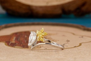 Anillo de Compromiso Elegante con Perlas Antiguas y Corona de Flores, Anillo de Diamantes, Joyería Hecha a Mano, Diseño Atemporal Brillante, Perfecto - Product Image 4