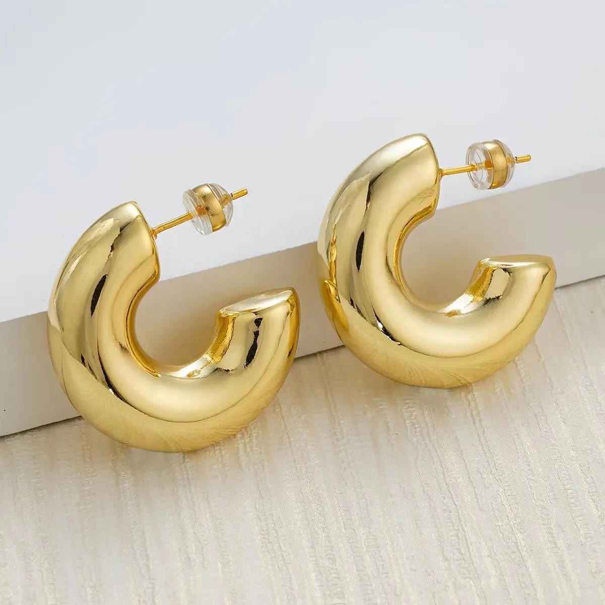 Boucles d'oreilles élégantes et à la mode en forme de C mode en acier inoxydable tube épais bijoux usine accessoires en gros pour les femmes