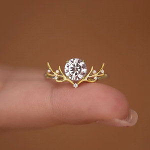 Anillo de Diamantes de Oro Amarillo para Mujer T0090, Corte Brillante Redondo, Color G Natural, Anillo de Compromiso con Diamantes Laterales - Product Image 1