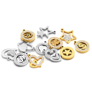 Disponibile Ciondolo Elegante in Acciaio Inossidabile Placcato Oro Senza Piombo a Forma di Stella a Cinque Punte e Cuore Accessori per Gioielli Fai-da-Te - Product Image 1