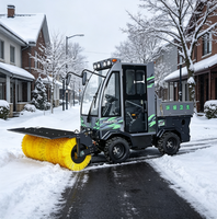 Balayeuse à neige tout-terrain robuste avec lame de déneigement avant et grande brosse rotative pour routes, trottoirs et parkings