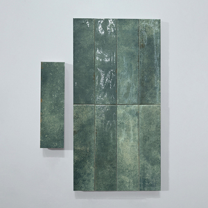 Carreaux de métro <span class=keywords><strong>tendance</strong></span> vert foncé brillant 75x300 pour mur de salle de bain, carreaux en porcelaine pleine masse. - Product Image 1