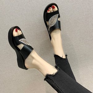 Sandalias de plataforma con estampado y punta abierta de cuero para mujer, suela blanda, para uso exterior, para mujeres de mediana edad y mayores, novedad de verano. - Product Image 3