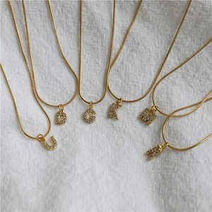 Cadena de serpiente delicada chapada en oro de 18 quilates, collar de acero inoxidable con letra inicial de circonita cúbica, 45cm - Product Image 5