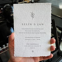 Ensemble de cartes d'invitation de mariage en papier de coton de luxe, impression typographique, gaufrage et débossage personnalisés, bord déchiré à la main, contenu personnalisé
