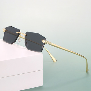 Fashion Men and Women With the Same Outdoor Sunscreen Luxury Diamond Rimmed Square Sunglasses - Product Image 6