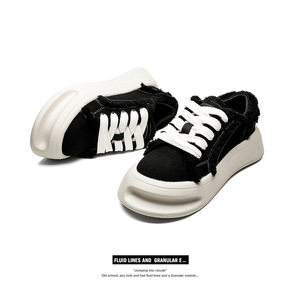 Un nuevo par de zapatillas casuales para hombre y mujer, con un diseño de moda único en blanco y negro y suelas gruesas. - Product Image 4