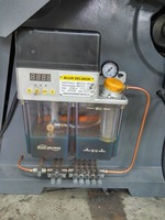 Machine de rainurage et de découpe de carton à lit plat semi-automatique série ML