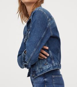 Chaqueta Vaquera Ajustada de Mujer con Detalles de Crochet y Borreguito, Logotipo Personalizado, Forro Sintético Impermeable, Diseño Profesional, Decoración con Botones - Product Image 5