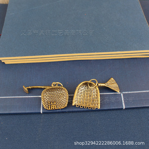 Paletta in ottone puro Dington, portachiavi auto retrò, ciondolo artigianale a forma di aratro, piccolo regalo - Product Image 5