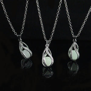 Al por mayor venta al por mayor nuevo tendencias luminosos COLLAR COLGANTE de piedra brillante oscuro Collar para hombres y mujeres - Product Image 3