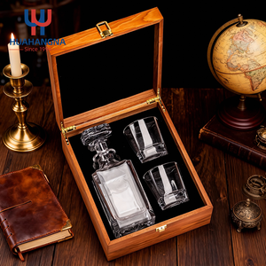 Juego <span class=keywords><strong>de</strong></span> Decantador <span class=keywords><strong>de</strong></span> Whisky Bourbon <span class=keywords><strong>de</strong></span> Cristal Cuadrado <span class=keywords><strong>de</strong></span> 25 oz con Vasos Bajos Cuadrados en <span class=keywords><strong>Caja</strong></span> <span class=keywords><strong>de</strong></span> Regalo <span class=keywords><strong>de</strong></span> Madera Premium - Product Image 5