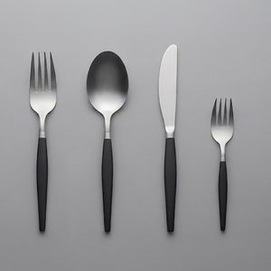Ensemble de couverts en acier inoxydable plaqué argent avec poignées noires, 4 pièces (fourchette, cuillère, couteau), lavable au lave-vaisselle, pour usage domestique - Product Image 1