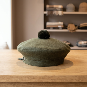 Gorro de Lana Glengarry Color Verde Oliva Liso con Pompón - Product Image 2