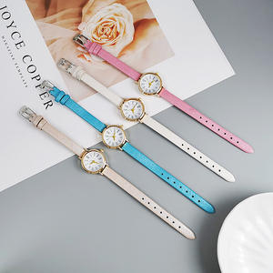 Reloj de estilo minimalista para mujer con esfera de números romanos, correa de cuero y movimiento de cuarzo. - Product Image 2