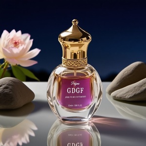 Perfume de Lujo Elegante en Botella Blanca de 55 ml, Detalles en Oro Rosa, Patrones Grabados Intrincados, Fragancia para Mujer de Larga Duración - Product Image 1
