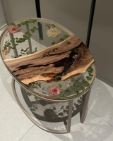 Table ronde élégante en bois et résine, design moderne personnalisé, fabrication artisanale, bord vif, résine époxy, fleurs, rivière, table à manger