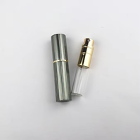 Flacon de parfum miniature premium 5 ml, léger, portable, vaporisateur de parfum rechargeable, atomiseur de voyage pour les voyages et les cadeaux