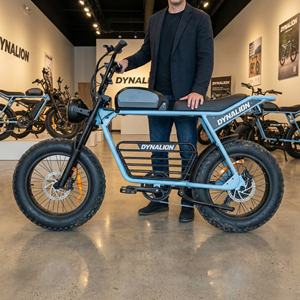 Электрический мотоцикл с толстыми шинами в ретро-стиле для демонстрации в шоуруме, с LED-фарой, напольный круизер для тест-райдов и демонстраций в магазинах - Product Image 2