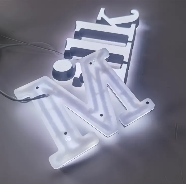 Cartello con lettere 3D illuminato con segnaletica acrilica in plastica personalizzata
